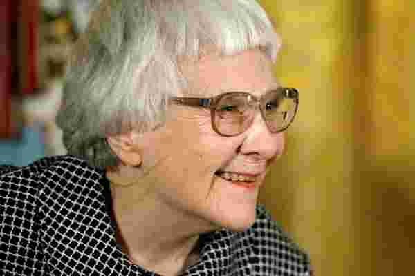 对哈珀·李 (Harper Lee) 克服公众演讲恐惧的诡计微笑