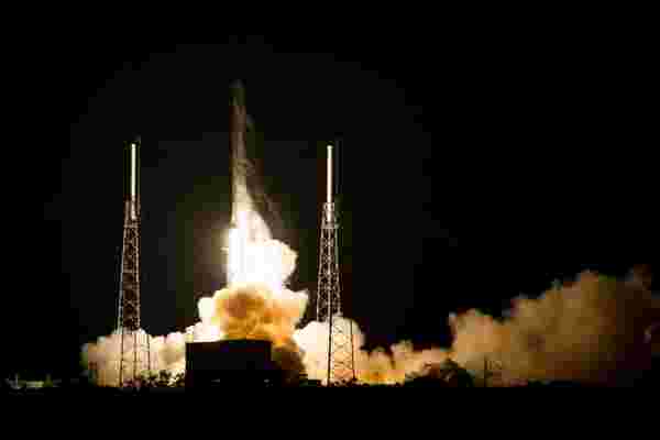 SpaceX实现了首次成功的海上火箭着陆