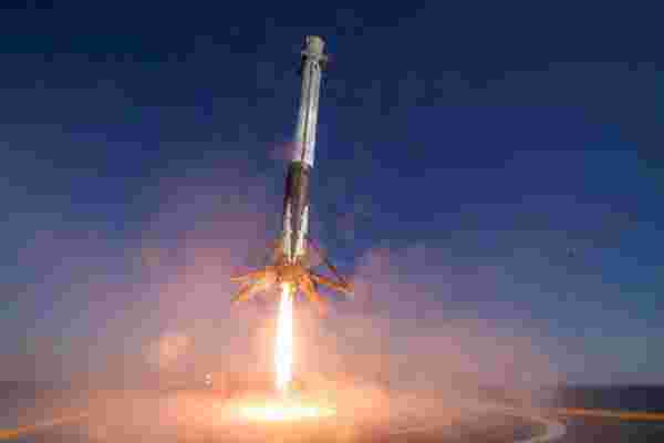 埃隆·马斯克 (Elon Musk) 的SpaceX火箭在着陆时坠毁
